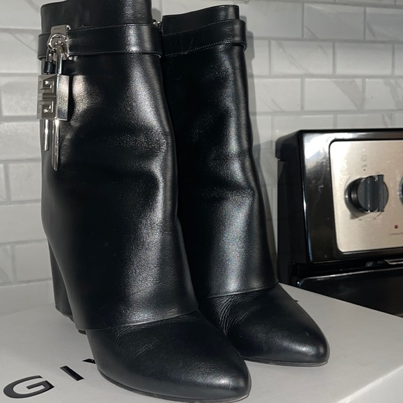 The New Givenchy 
Shark lock ankle boots in leather - Picture 4 of 8